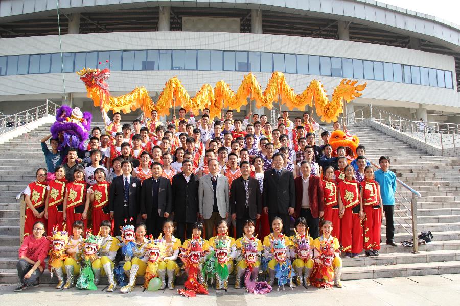 大学生龙狮团开幕式表演后合影